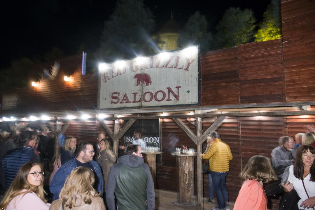 Abends steppt der Bär – hier vor dem Red Grizzly Saloon