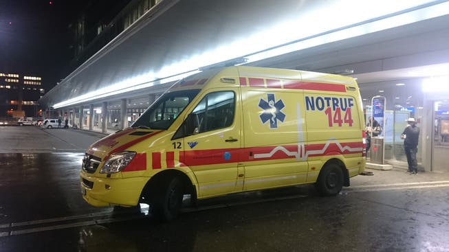 Die Ambulanz musste am Donnerstagnacht nach einer Schlägerei am Bahnhof Aarau ausrücken. (Symbolbild)