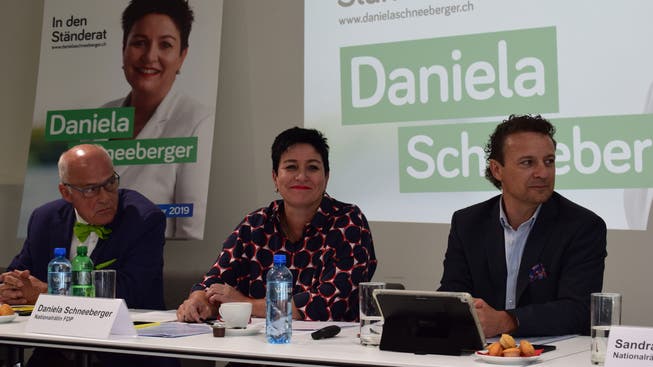Sieht sich als «moderne Frau einer neuen Generation»: FDP-Ständeratskandidatin Daniela Schneeberger mit Unternehmer Klaus Endress (l.) und Wahlkampfleiter Michael Herrmann (r.).