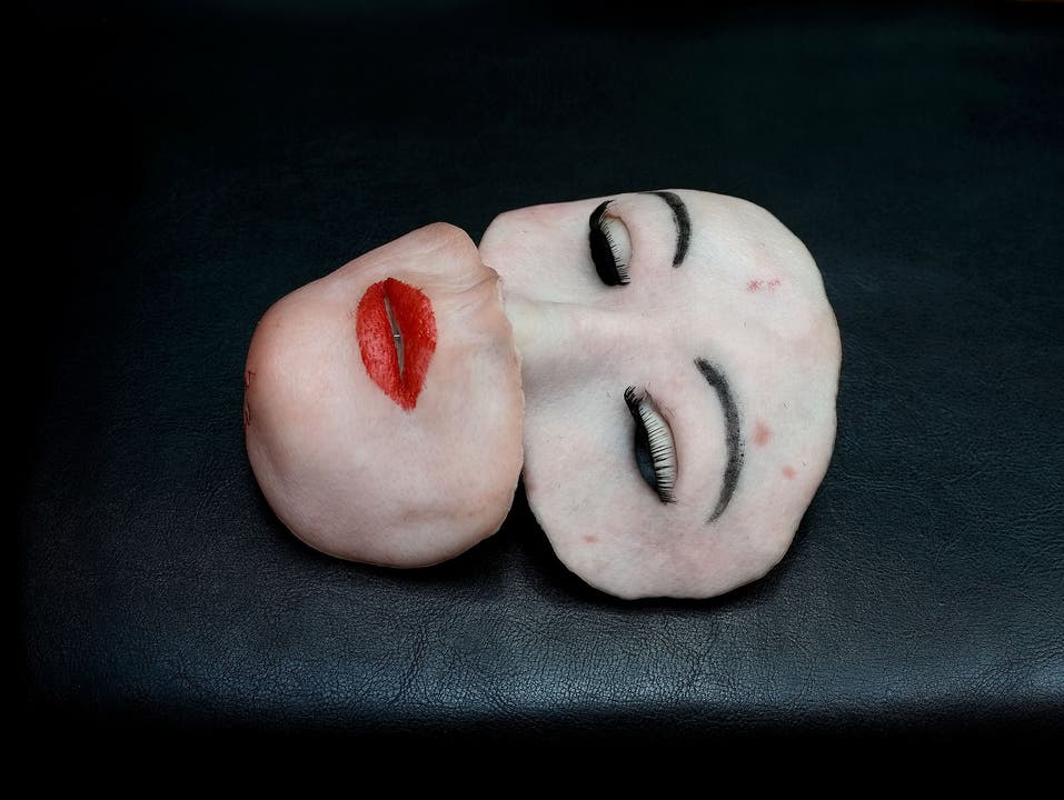 Aneta Grzeszykowska baut ihr Gesicht aus Tierhäuten nach und kombiniert die Teile fotografisch zu verstörenden Gesichtern – im Bild «Selfie #19». (Bild: Raster Gallery