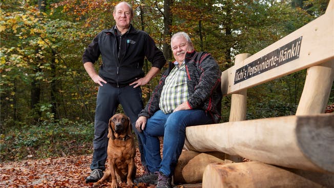 Der neue und der alte Leiter des Forstbetriebs Birr-Lupfig: Micha Plüss tritt die Nachfolge von Richard Plüss an, hier mit dessen Hund Boss.