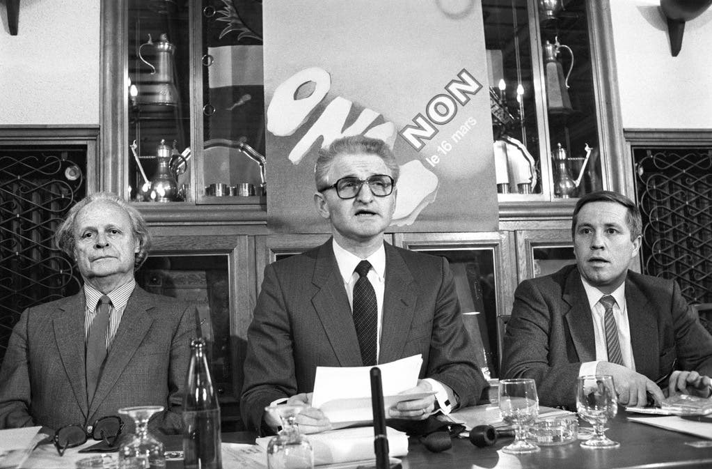 1986 gründete Blocher die Aktion für eine unabhängige und neutrale Schweiz (AUNS) mit und präsidierte sie bis 2003. Die AUNS ging aus dem Aktionskomitee gegen den UNO-Beitritt hervor. Stellungnahme des Aktionskommittees gegen den UNO-Beitritt der Schweiz mit Otto Fischer, Hubert Reymond und Christoph Blocher, von links nach rechts, an einer Pressekonferenz im Februar 1986 in Bern.