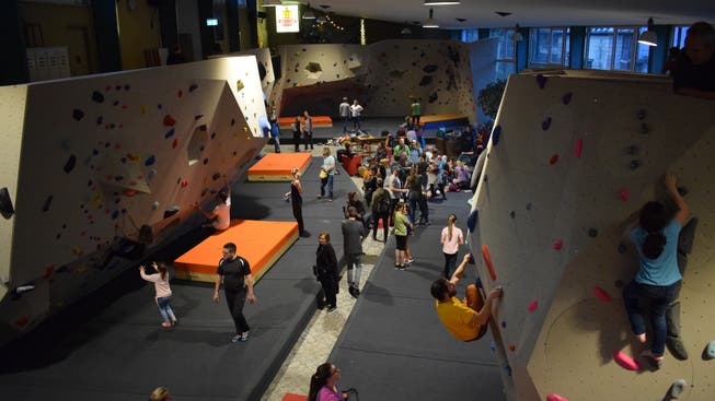 Für alle ist etwas dabei in der neuen Boulderhalle auf dem Liestaler Ziegelhof-Areal. Am Eröffnungswochenende waren auch viele Kinder am Klettern.