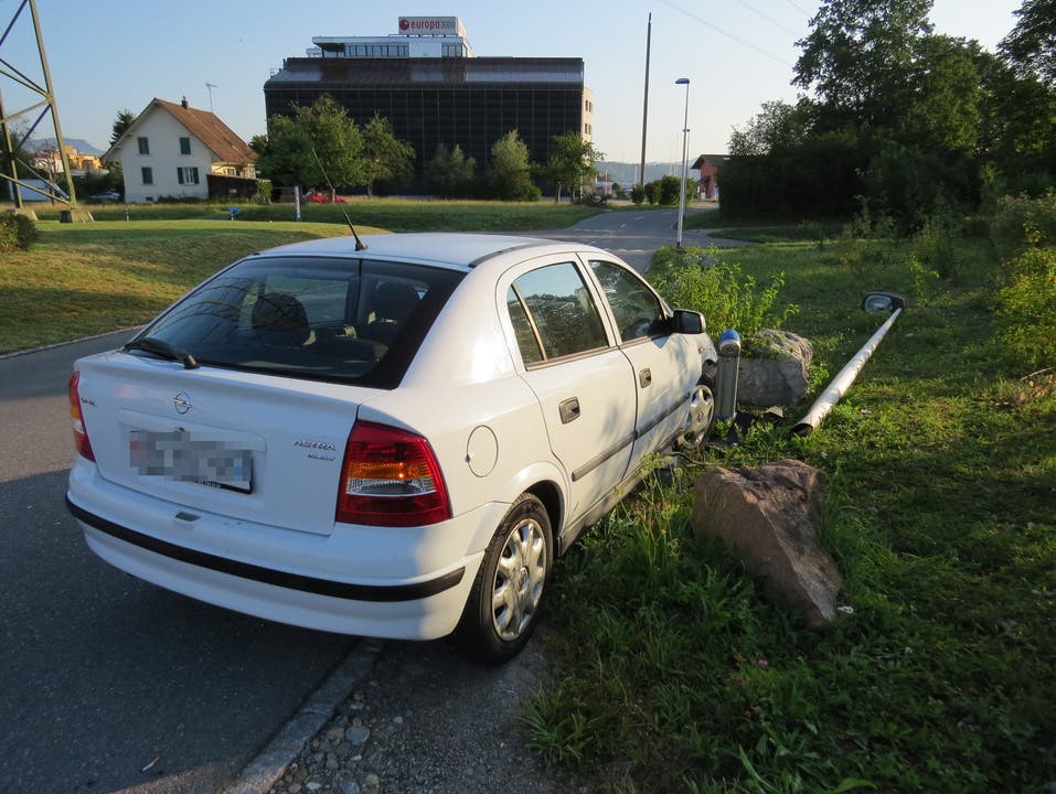 Oberentfelden AG, 6. August: Opel prallt gegen Strassenlampe, weil er Mercedes ausweichen muss – dessen Lenker fährt unbeirrt davon
