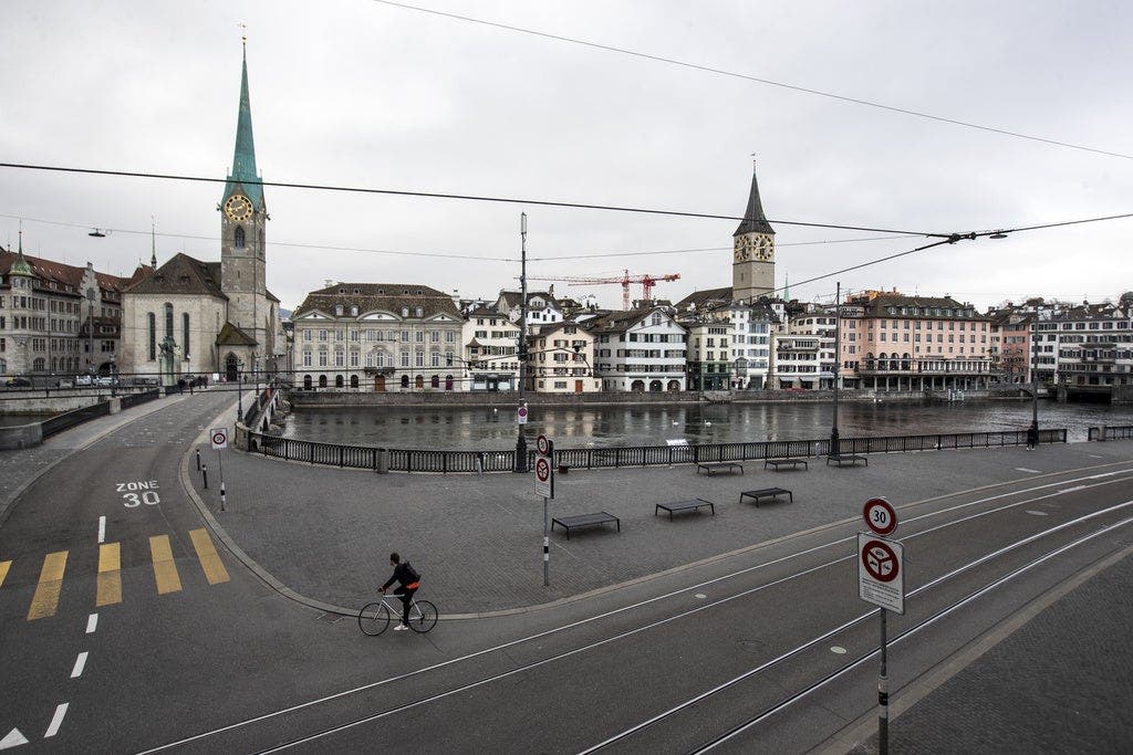 Blick auf das Limmat-Ufer in Zürich am vergangenen Sonntag. Hier spazieren am Wochenende sonst tausene von Menschen.