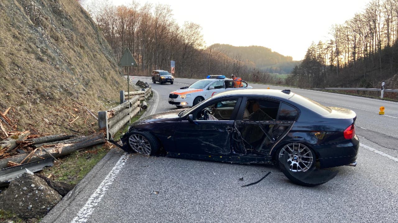 Läufelfingen BS, 5. April: Ein BMW-Fahrer geriet ins Schleudern und kollidierte mit der Leitplanke. Der Lenker verletzte sich bei dem Unfall.