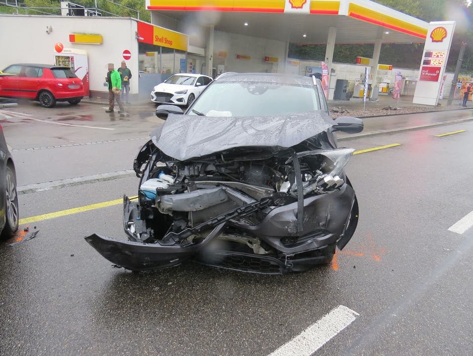 Koblenz AG, 26. September: Wegen der Missachtung eines Vortrittes kam es zur Kollision zweier Autos. Dabei verletzten sich die beiden Lenker und mussten ins Spital überführt werden.