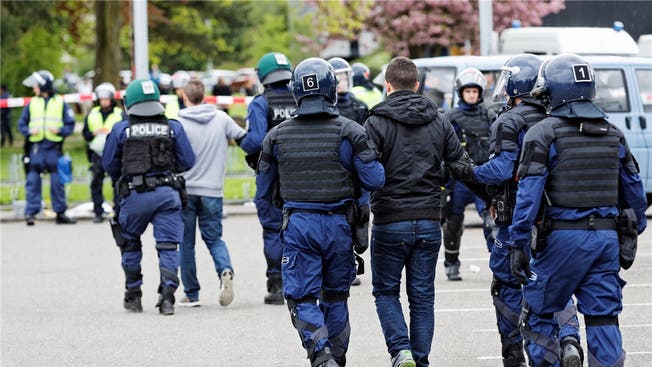 Polizeieinsatz gegen Fussballfans: Wer sich vermummt, um sich der Strafverfolgung zu entziehen, wird im Aargau künftig gebüsst.