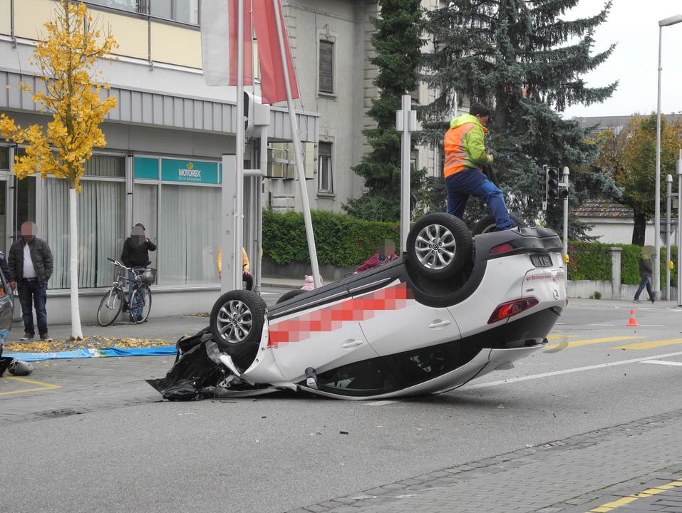 Ein Auto landete auf der Solothurnstrasse auf dem Dach, nachdem es zuvor in einen Fahnenmast und die Lichtsignalanlage gefahren war.