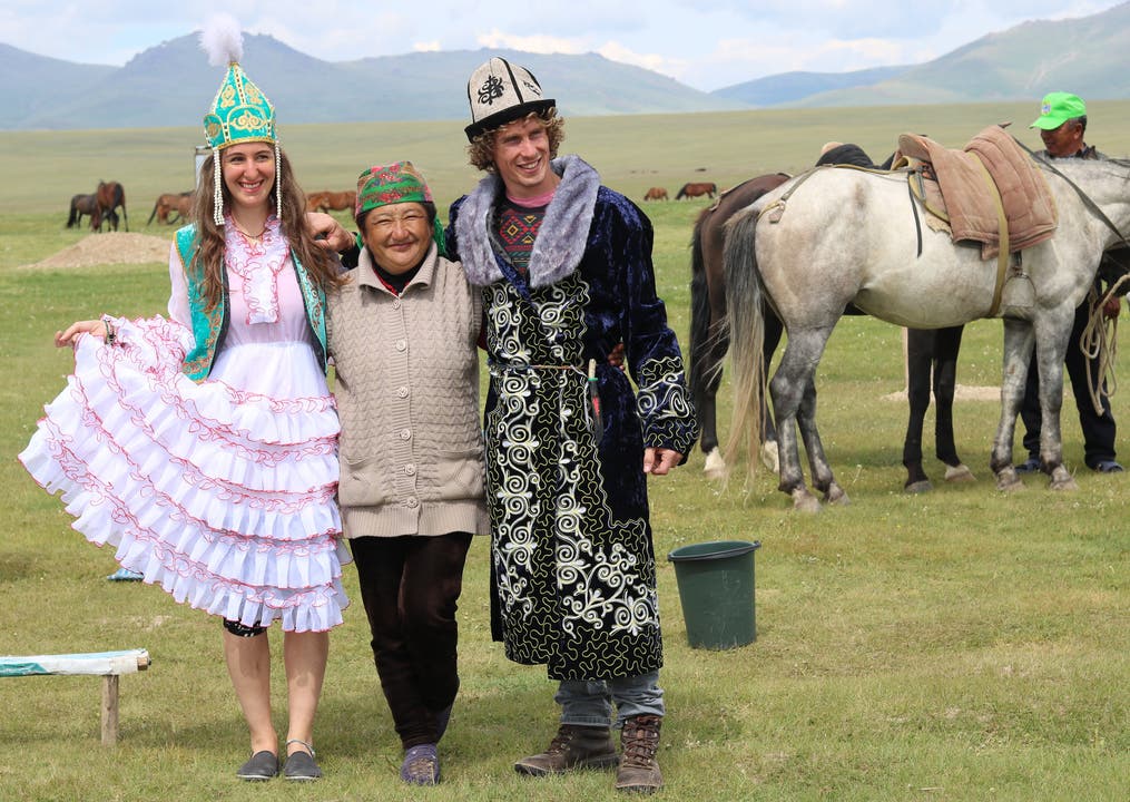 Leben in Kirgistan Nadine Boller und Divan Oosthuizen zu Gast bei einer traditionellen kirgisischen Hochzeit.