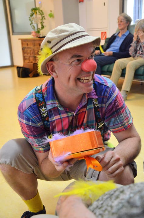 Clown Freddy unterhält Bewohner des Reussparks