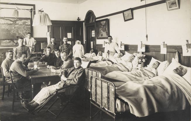Ein als Spitalzimmer eingerichtetes Schulzimmer im Bifangschulhaus mit bettlägerigen und rekonvaleszenten Patienten.
