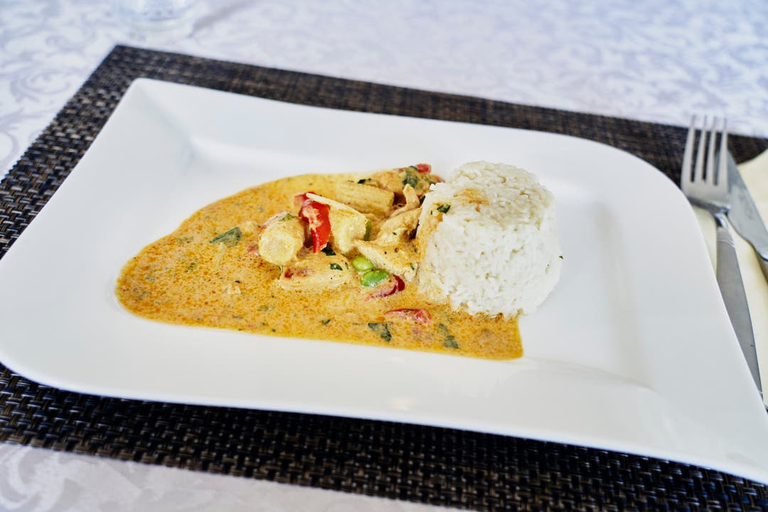Die Hauptspeise: Thai-Curry. Die Heimleiterinnen kochen selbst.