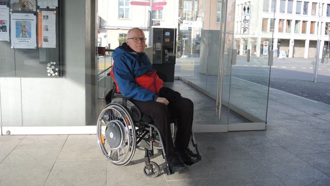 Erich Mösch vor dem Eingang zum Eisi-Parkhaus, wo sich auch das Behinderten-WC befindet.