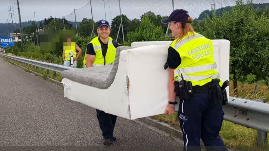 Köllliken AG, 5. Juli: Jemand verliert Hausrat auf der Autobahn A1 – ein Kantonspolizist und eine Kantonspolizistin helfen beim Einsammeln.