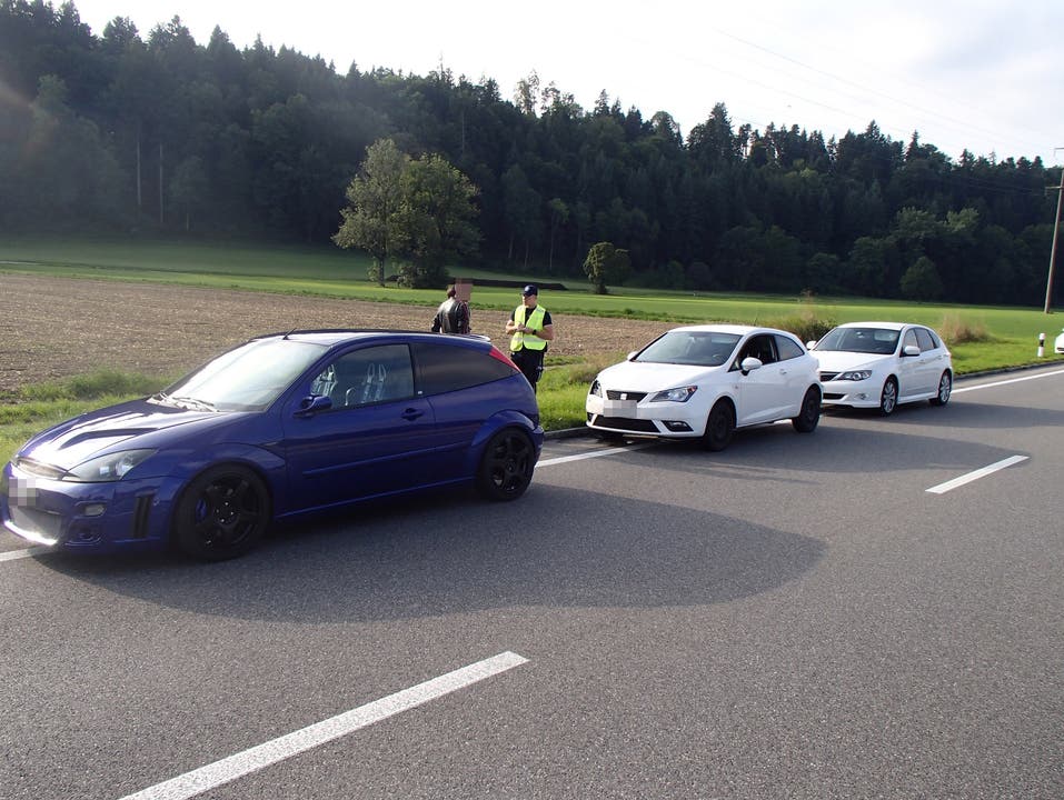 Schöftland AG, 22. August: Ein unbekannter Autofahrer hat durch ein Bremsmanöver einen Auffahrunfall verursacht.
