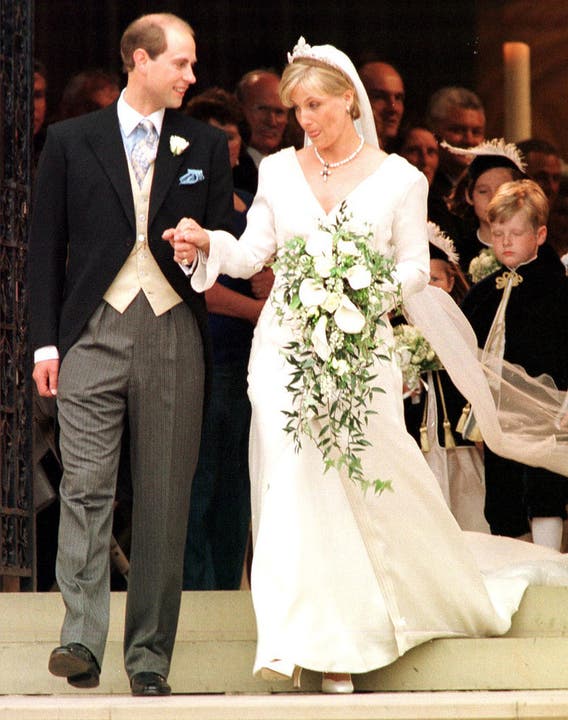... die Hochzeit ihres jüngsten Sohns Edward mit Sophie Rhys-Jones.