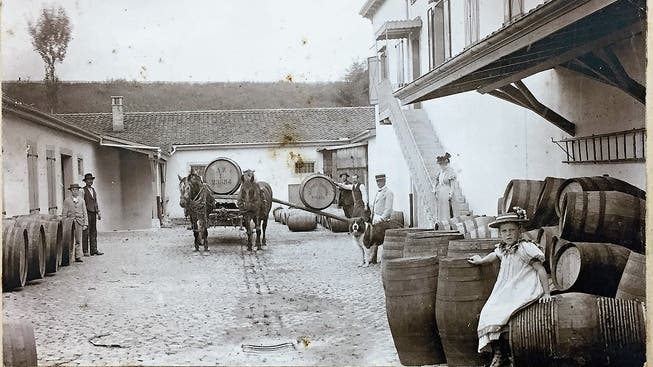 Er importierte Malaga-Wein: Weinhändler Alfred Zweifel (mit Hund) und Frau Bertha, davor Tochter Miranda.