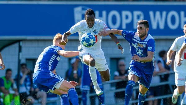 Ibrahima Ndiaye (M.) von Luzern muss sich gleich gegen zwei Spielern des FC Wohlen behaupten.