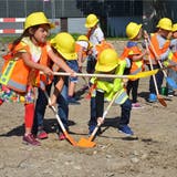 Kinder geben Startschuss für Dreifachkindergarten: «Wir bauen hier nicht viel anders als ihr mit euren Bauklötzen»