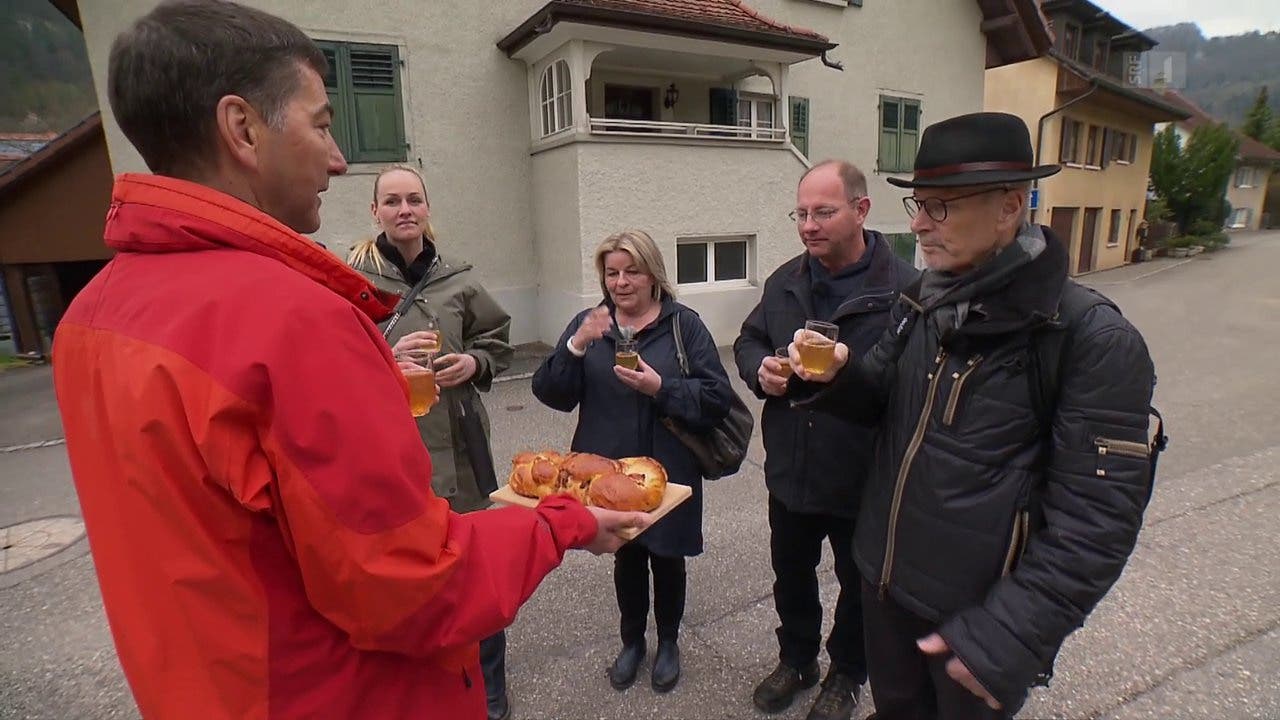  Am nächsten Tag begrüsst Peter Anklin seine Gäste mit einem kleinen Apéro im Zentrum von Erschwil.