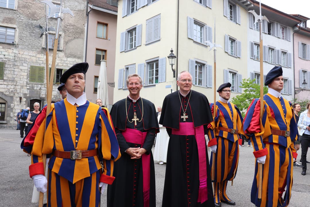 Auch Erzbischof Thomas Gullickson (r.) und Weihbischof Alain de Raemy gaben sich die Ehre.