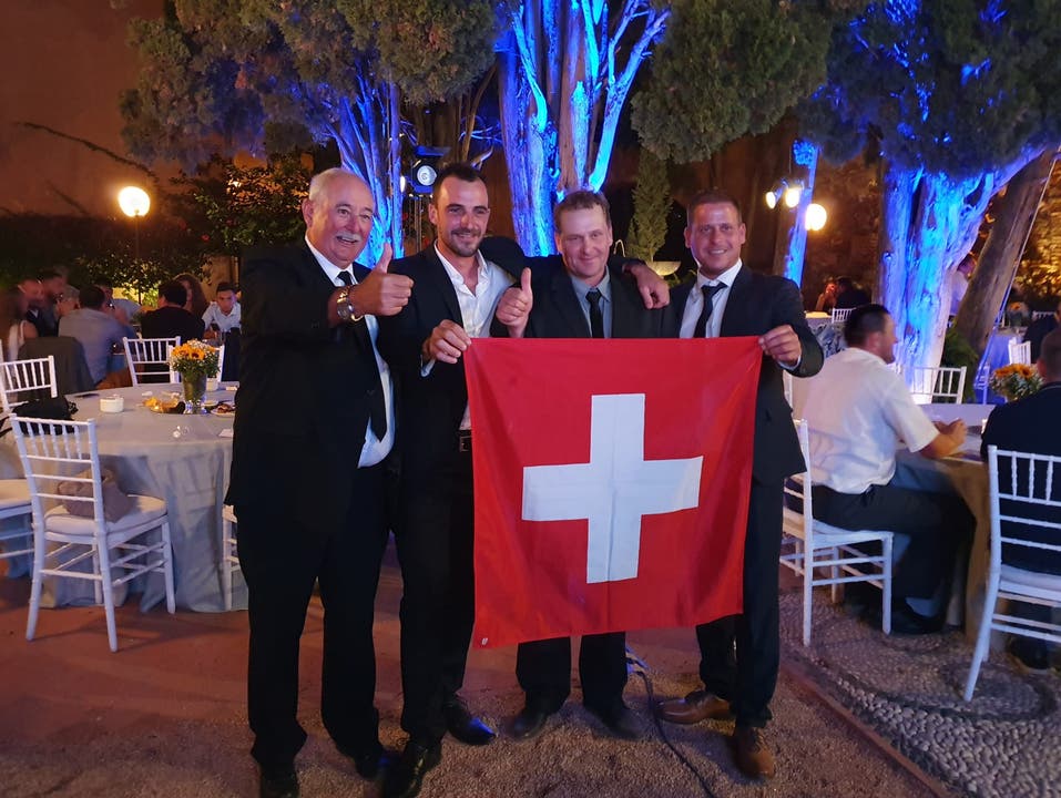 Die Schweizer Delegation an der Caterpillar Operator Challenge in Málaga: (v.l.) Fredy Tschumi, Dominik Zimmermann, Bruno Grossen und Michael Herren.