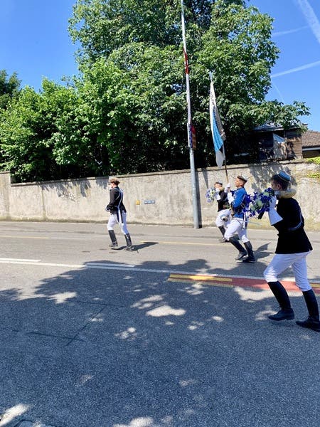 Die Studentenverbindung Argovia marschiert in blau-weiss in die Stadt hinauf. Einst an den Kantis ausgestorben, hat die Argovia eine Wiederauferstehung erlebt und erfreut sich heute an einer Aktivitas von über 10 Mitgliedern beider Kantonsschulen. Gaudeamus igitur.