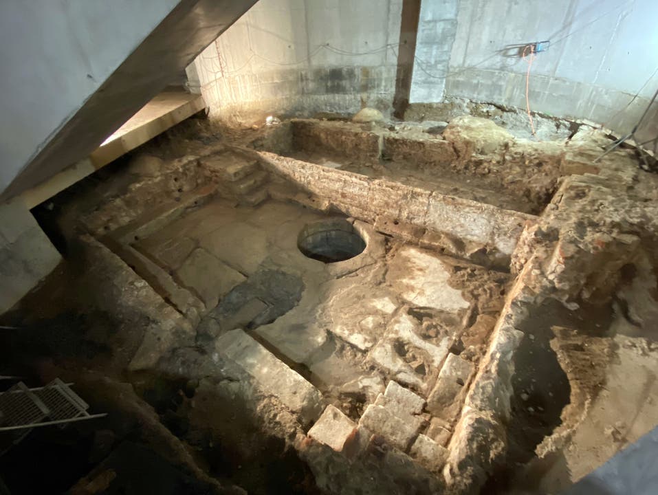 Bei den Dreharbeiten werden viele Fundstücke präsentiert. Im Bild das mittelalterliche Kesselbad im neuen Bottabau.