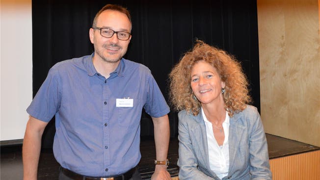 Referent Marcel Hofmann und Sandra Mäder von der IG informierten in Rheinfelden zum Thema 5G. Bild: Horatio Gollin