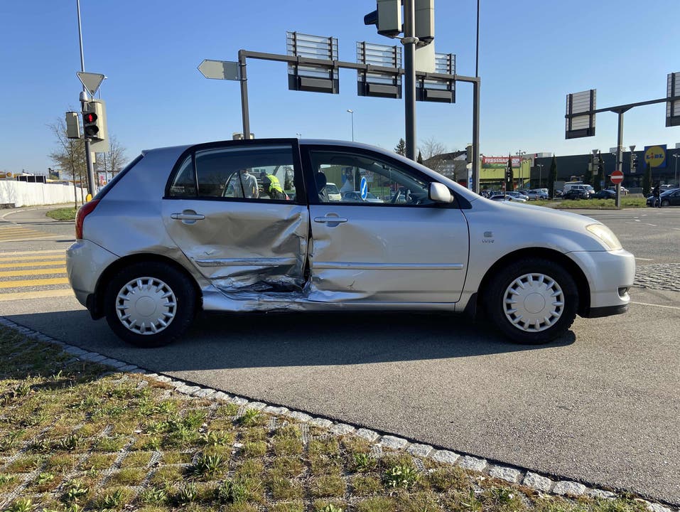 Oftringen AG, 1. April: Ein Autofahrer missachtete beim Einbiegen auf die Autobahn das Rotlicht, worauf es zur Kollision mit einem anderen Auto kam. Verletzt wurde niemand.