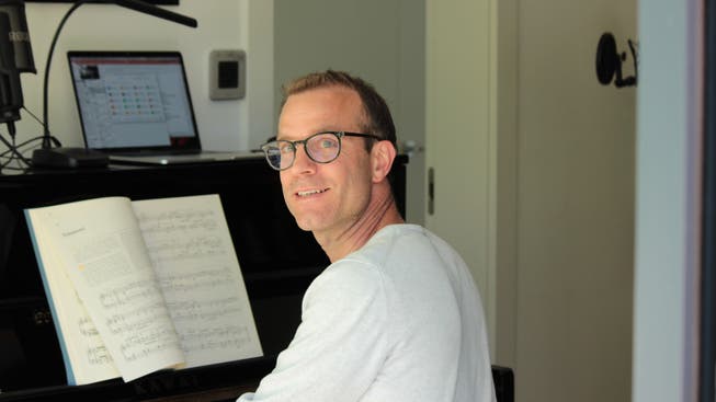 Komponist Peter Gubler an seinem Piano.