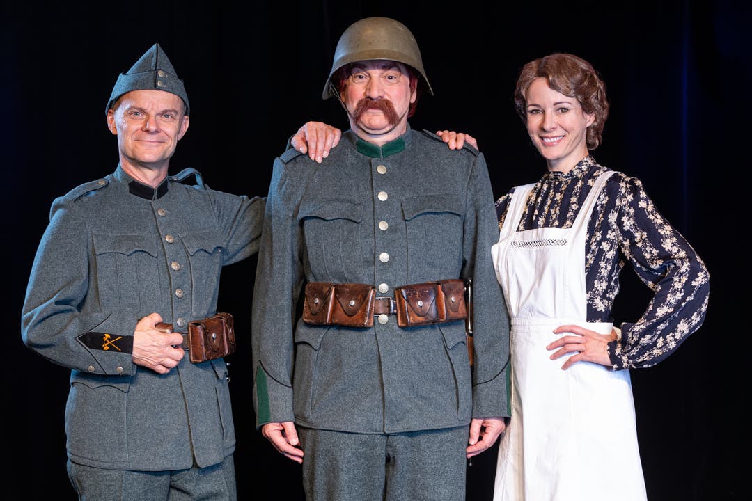 Die erste Verwandlung: Gilles Tschudi als HD-Soldat Theophil Läppli (Mitte), Roland Herrmann als Mislin (links) und Caroline Rasser als Läpplis Zimmervermieterin Frau Müller.