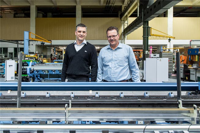 Reto Kurmann (links), Plant Manager, und Rolf Siegrist, Personalleiter Schweiz, in den Produktionsräumlichkeiten der Itema.