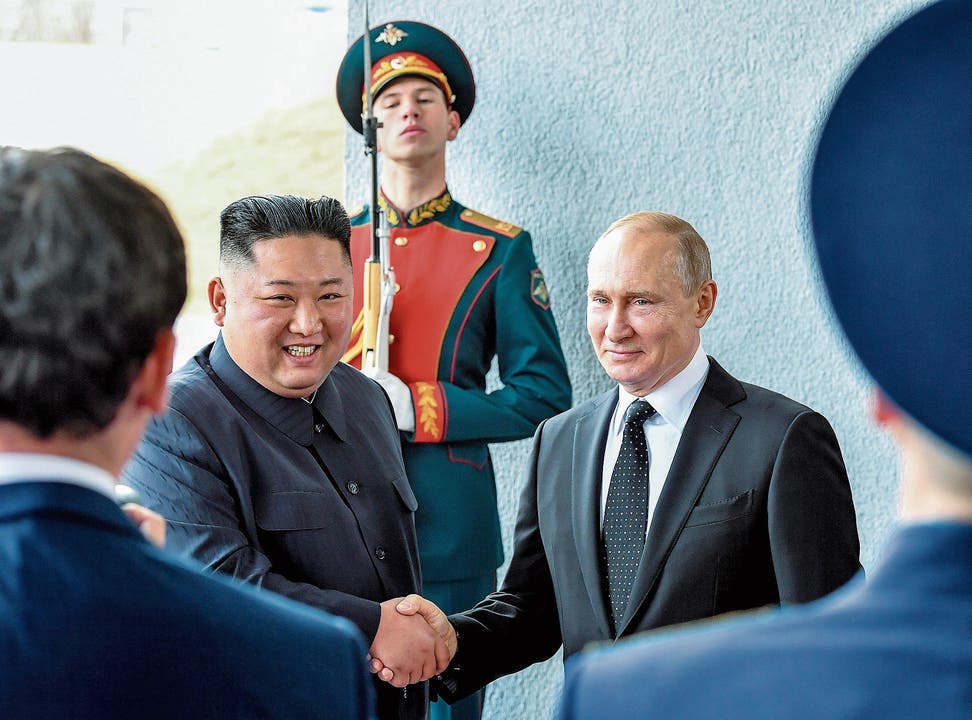 Diktator Kim Jong Un und der russische Präsident Wladimir Putin. Bild: Yuri Kadobnov/AP