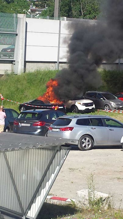 Killwangen AG, 2. Juni: In Killwangen brannte ein parkiertes schwarzes Audi-Cabriolet nieder. Es wurde niemand verletzt. Neben dem abgebrannten Audi wurde ein weisser Ford beschädigt. Die Polizei schätzt den Sachschaden auf über 20'000 Franken.