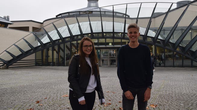 Die Gewinner des Aufsatzwettbewerbs, Jasmin Pfeuti und Pascal Aczel, vor der Kantonsschule Wohlen.