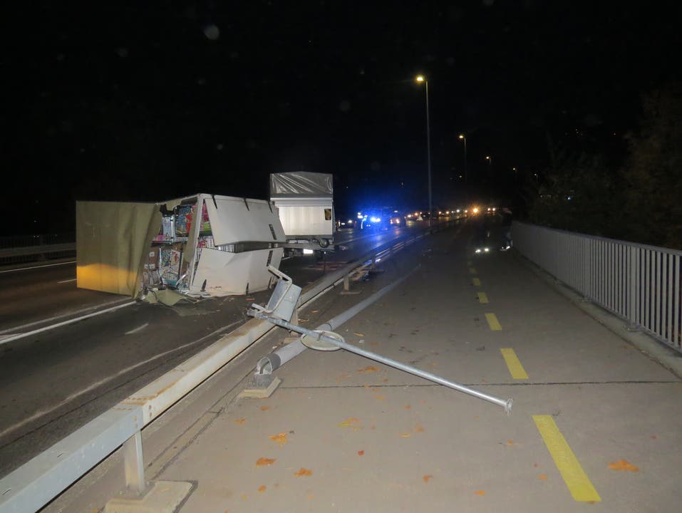 Brugg AG, 23. Oktober: Ein Lenker verliert die Kontrolle über seinen Lieferwagen. Der Anhänger überschlägt sich, es entsteht grosser Sachschaden.