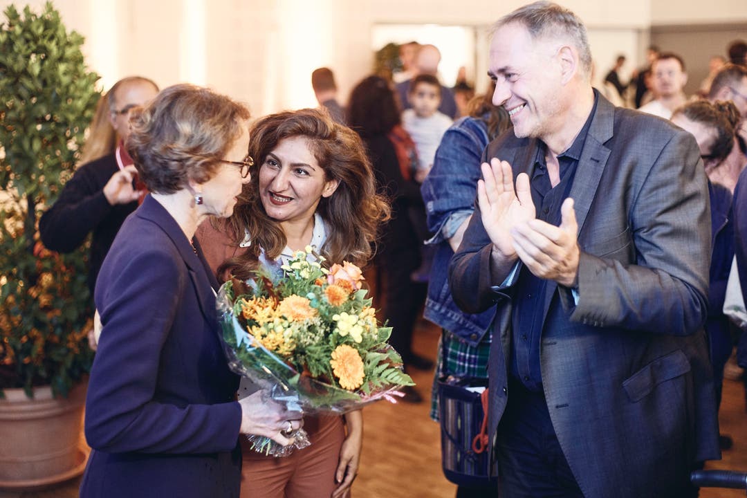 Sibel Arslan und Hans-Peter Wessels gratulieren Eva Herzog zum Einzug ins Stöckli.
