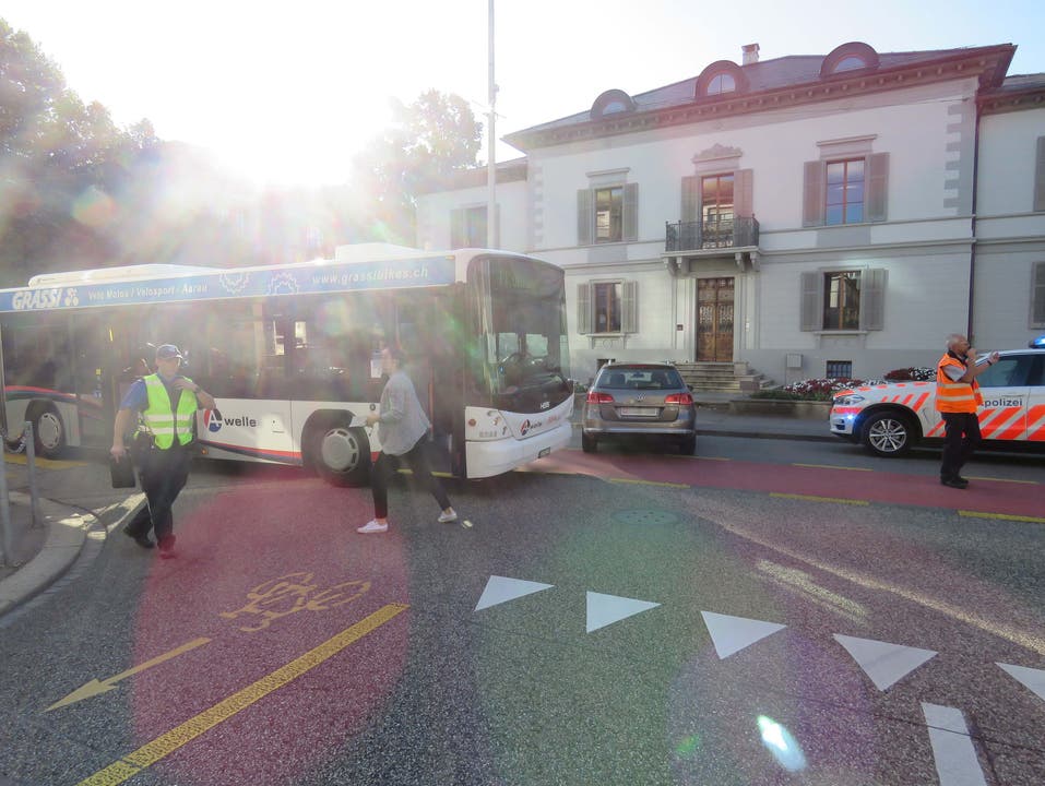 Aarau AG, 19. September: Auf einer Kreuzung in Aarau stiessen heute Morgen ein Bus und ein Auto zusammen. Eine Passagierin des Busses wurde verletzt ins Spital gebracht. Beide Fahrer beteuern, bei grüner Ampel gefahren zu sein.