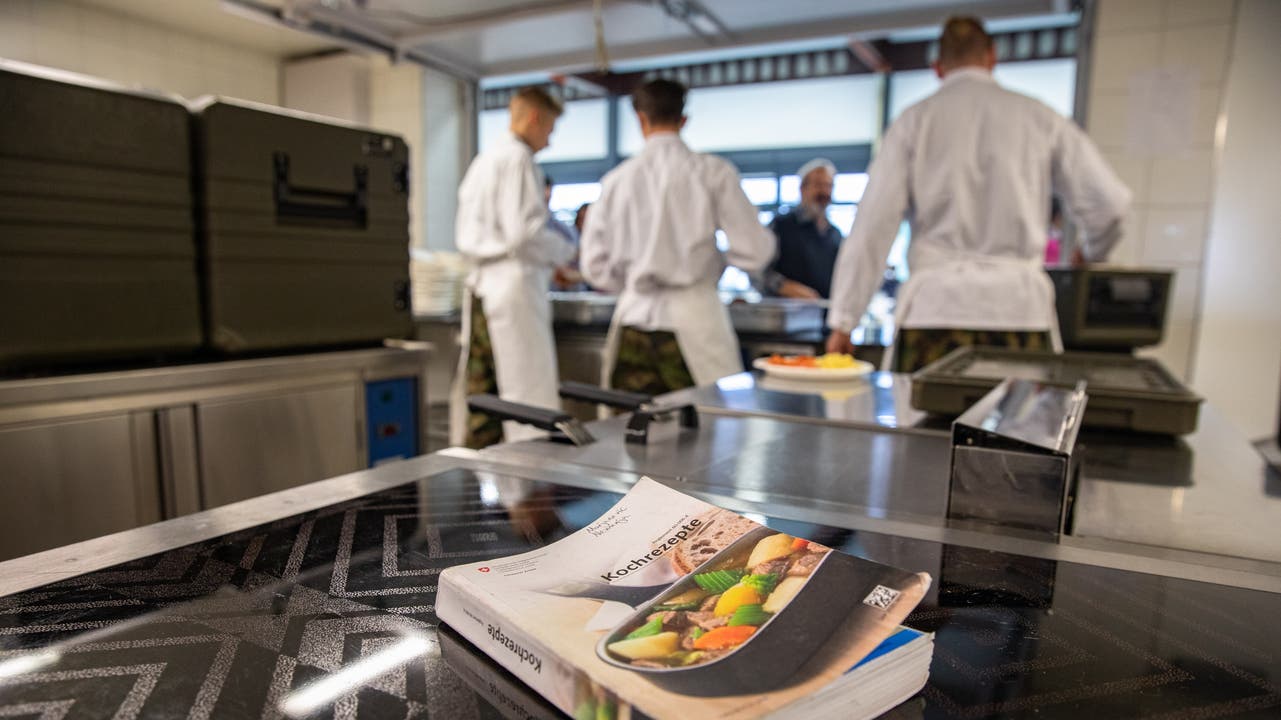  Die Aspiranten der militärischen Küchenchefschule bekochen die Primarschule Lohn-Ammannsegg