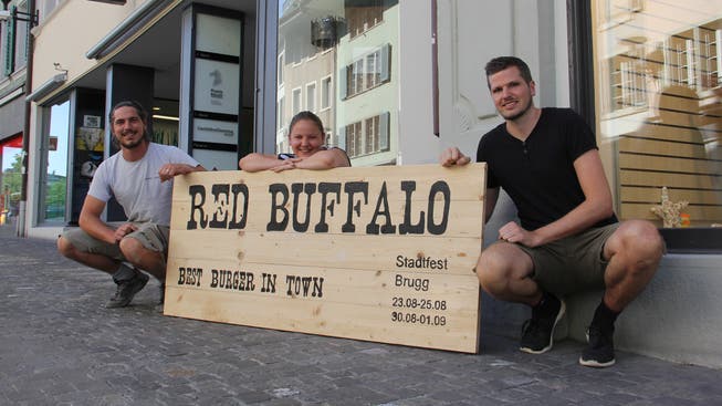 Am Brugger Stadtfest werden Stephan Muff (v. l.), Jennifer Hummer und Alex Weibel an der Hauptstrasse die Festbeiz Red Buffalo betreiben.