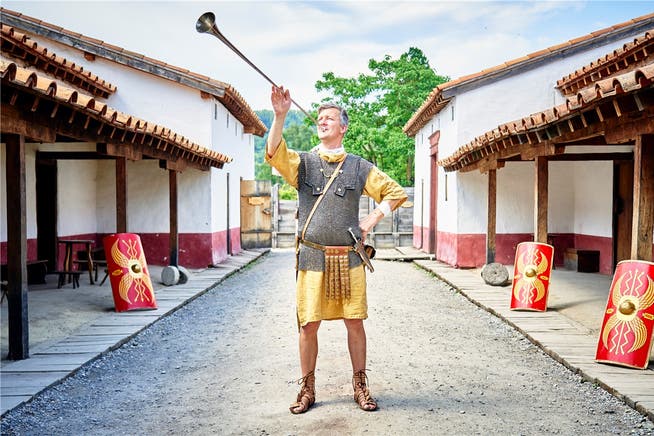 Er bringt den Besuchern die römische Kultur näher: Roger Pfyl im Einsatz als Legionär Rochus – in seiner Funktion als Tubicen, als Tuba-Bläser. Colin Frei