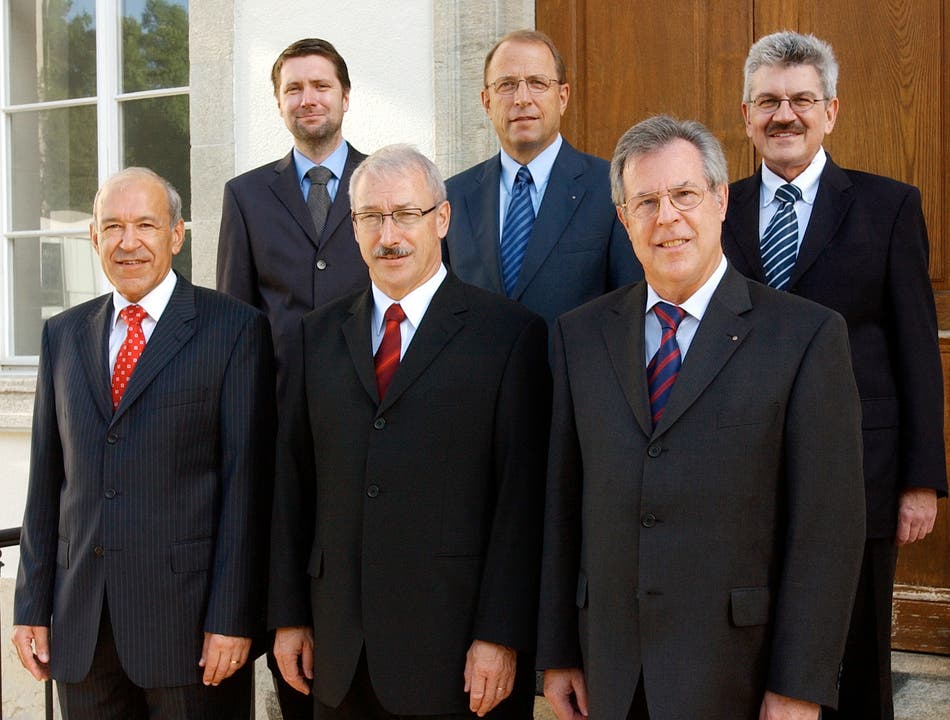 Aargauer Regierungsrat 2005 Vorne: Ernst Hasler (SVP), Rainer Huber (CVP) und Kurt Wernli (parteilos). Hinten: Staatsschreiber Peter Grünenfelder, Peter C. Beyeler (FDP) und Roland Brogli (CVP).