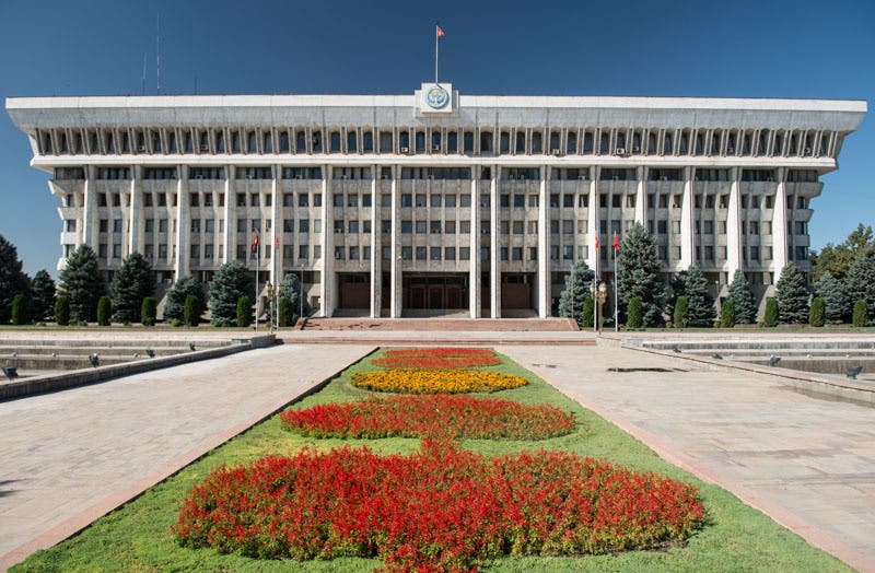 Leben in Kirgistan Das «Weisse Haus», das Regierungsgebäude in Bischkek, wurde 1985 als Parteizentrale der Kommunistischen Partei erbaut.