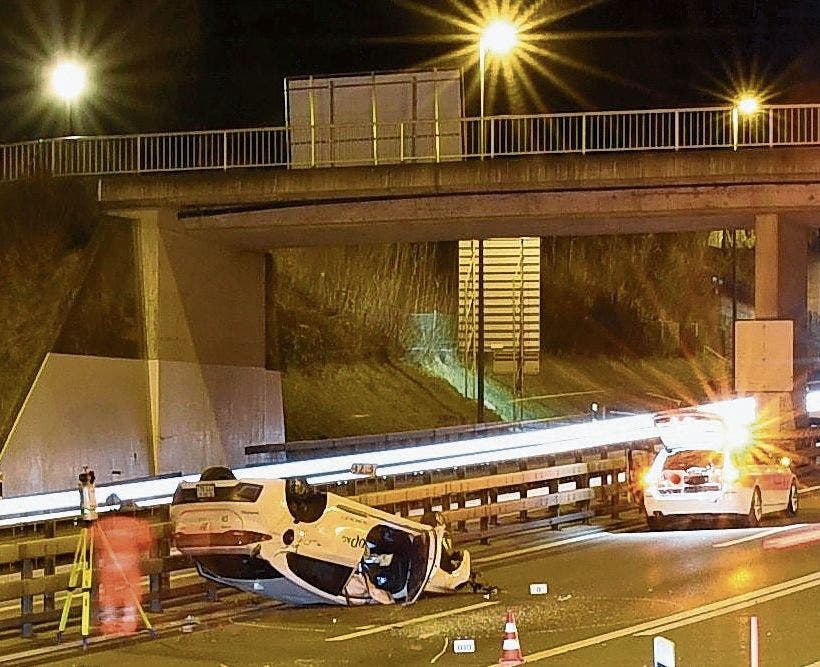 Urdorf ZH, 17. Februar: Selbstunfall in der Autobahneinfahrt, das Auto kam auf dem Dach liegend zum Stillstand.