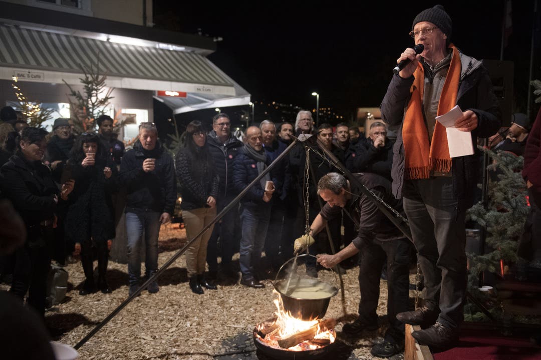 Die traditionelle «Aarüerete» läutet den «Winterzauber" auf dem unteren Bahnhofplatz ein. Marcel Durizzo rührt das Fondue während Lorenz Humbel die Gäste unterhält.