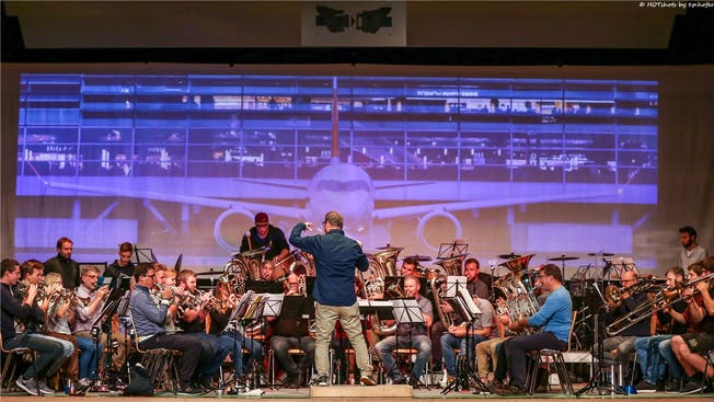 Die Brass Band Musikgesellschaft Oberrüti lädt nicht nur zu einem Konzert ein, sondern macht mit Fotos, Filmen und zwei dorfeigenen Swiss-Piloten ein echtes Highlight aus den drei Abenden.