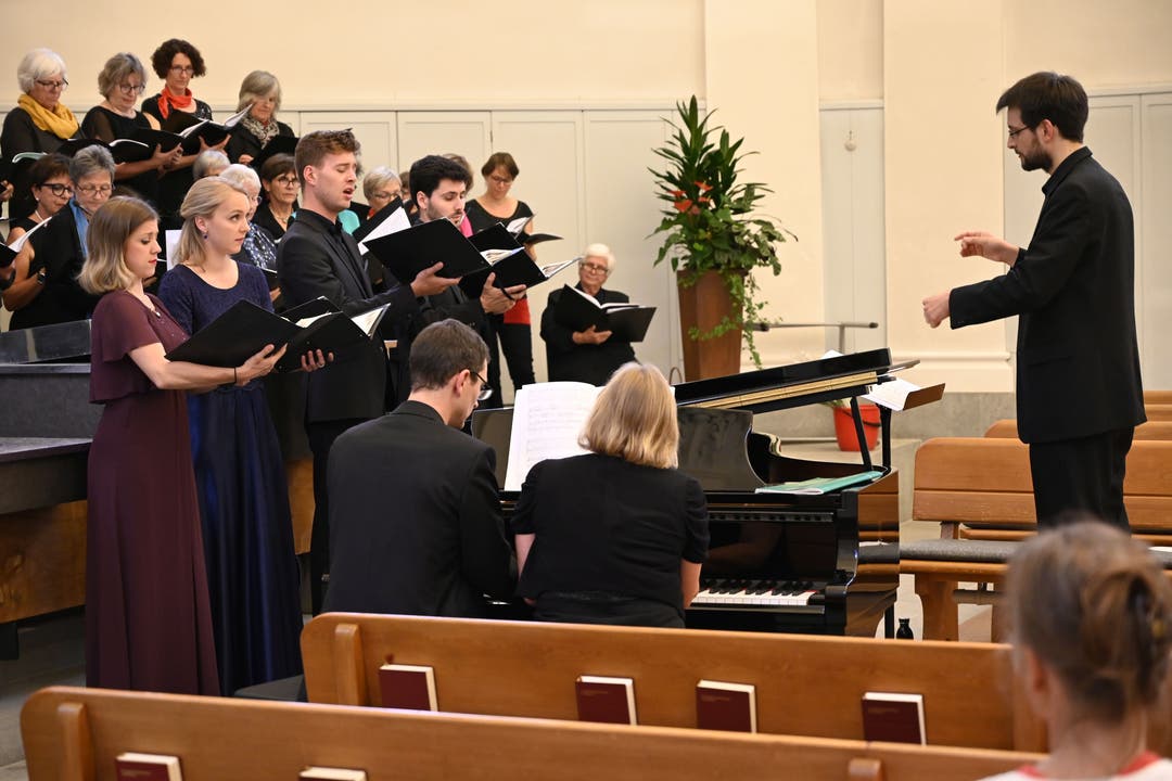 Der Singkreis Wettingen mit vier Gesangssolisten und zwei Pianisten beim Konzert in der reformierten Kirche in Baden.