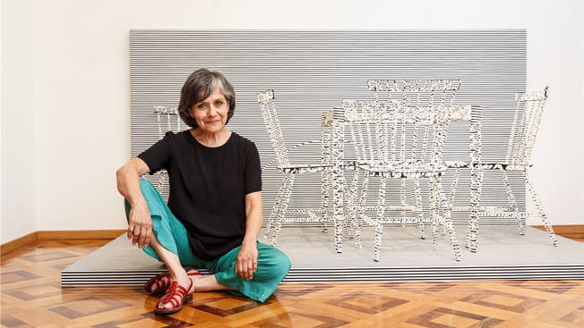 Die international bekannte Künstlerin Carmen Perrin vor ihrer Installation «Chicas!». Ein Tisch und fünf Stühle, die fast aus unserer Wahrnehmung verschwinden. bar